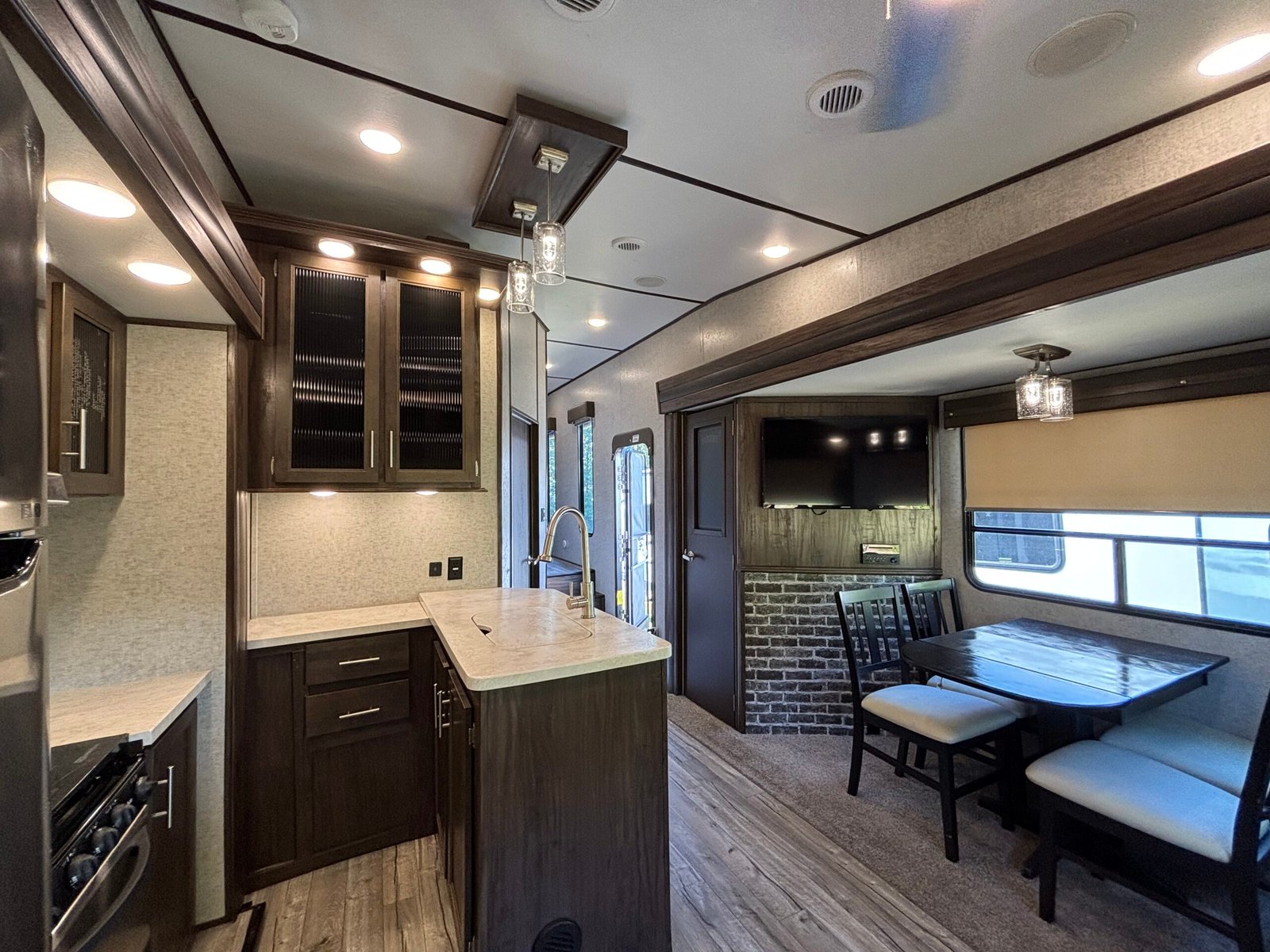 2018 ForestRiver Cherokee Arctic Wolf 295QSL8 Auto Leveling 5th Wheeler