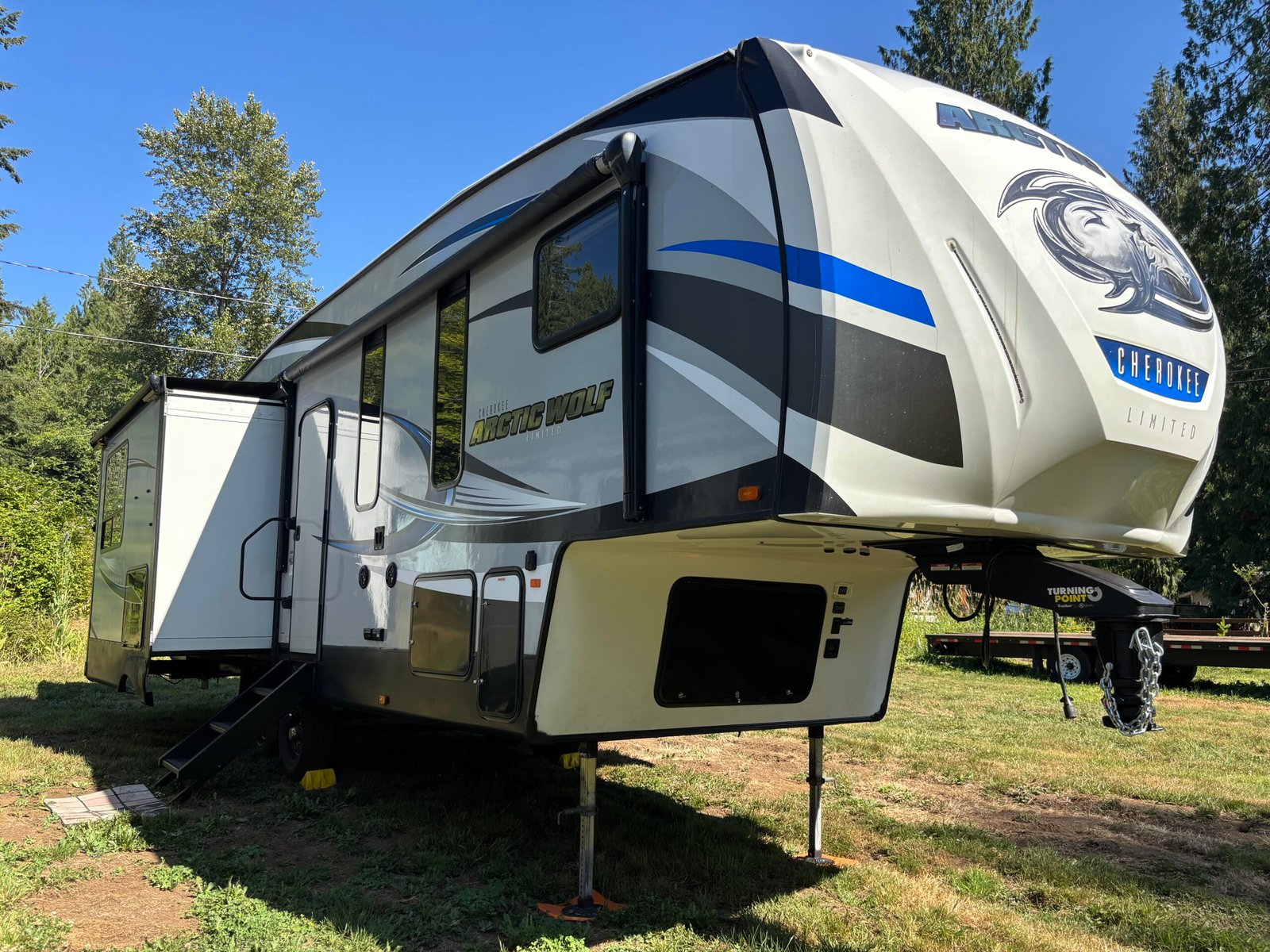 2018 ForestRiver Cherokee Arctic Wolf 295QSL8 Auto Leveling 5th Wheeler