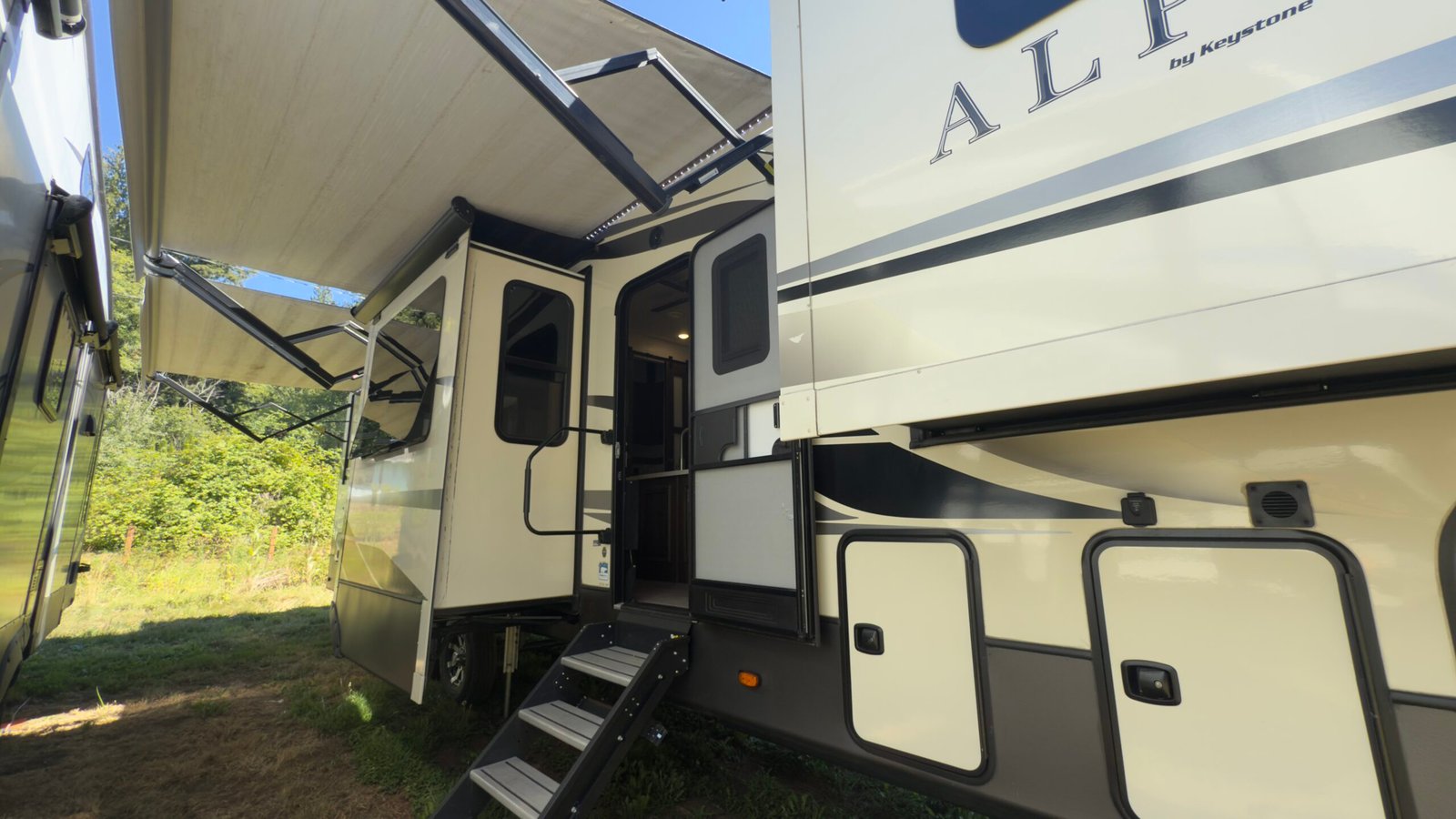 2020 Keystone Alpine 3710KP — Luxury Fifth Wheel RV 42ft