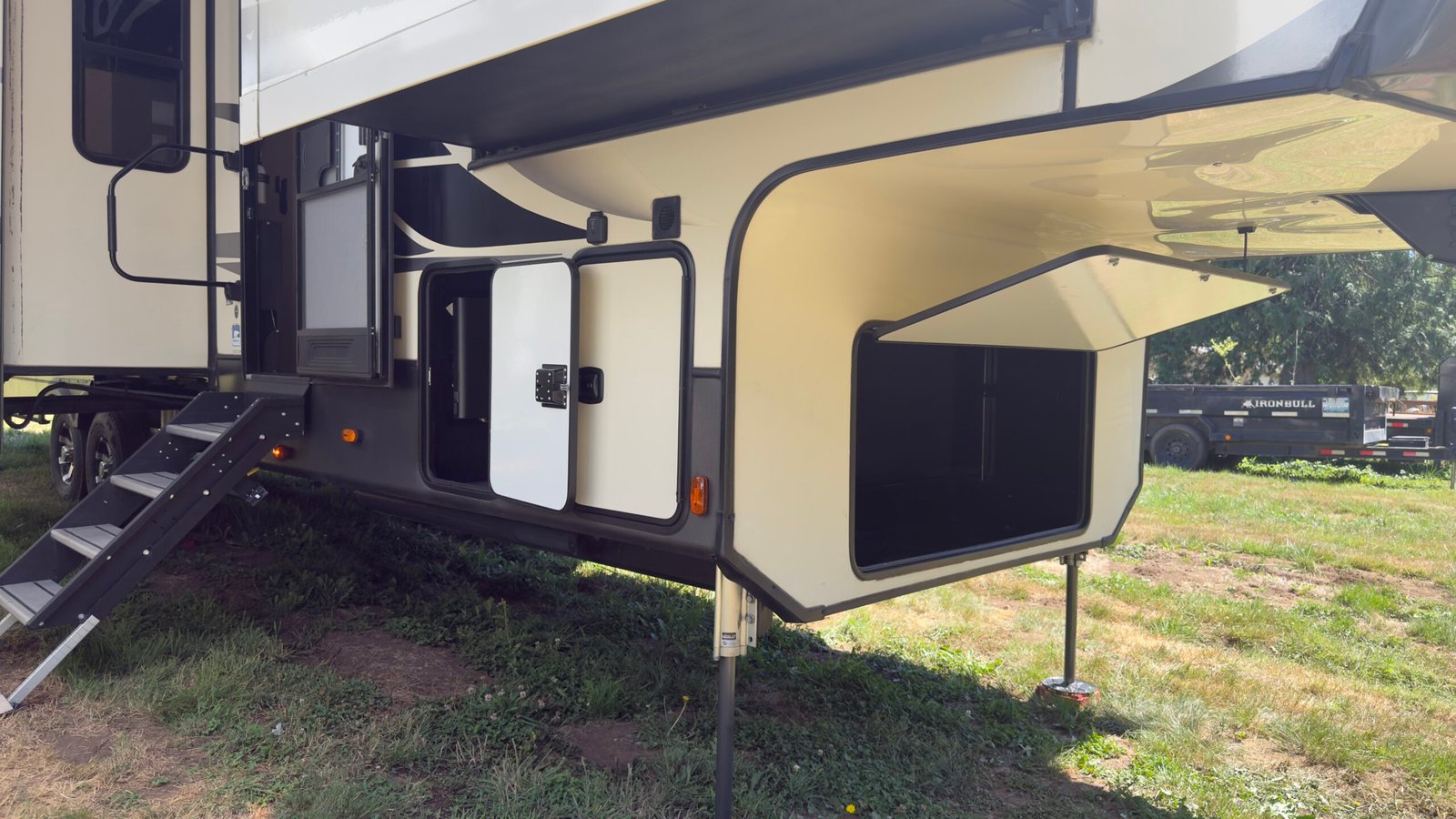 2020 Keystone Alpine 3710KP — Luxury Fifth Wheel RV 42ft