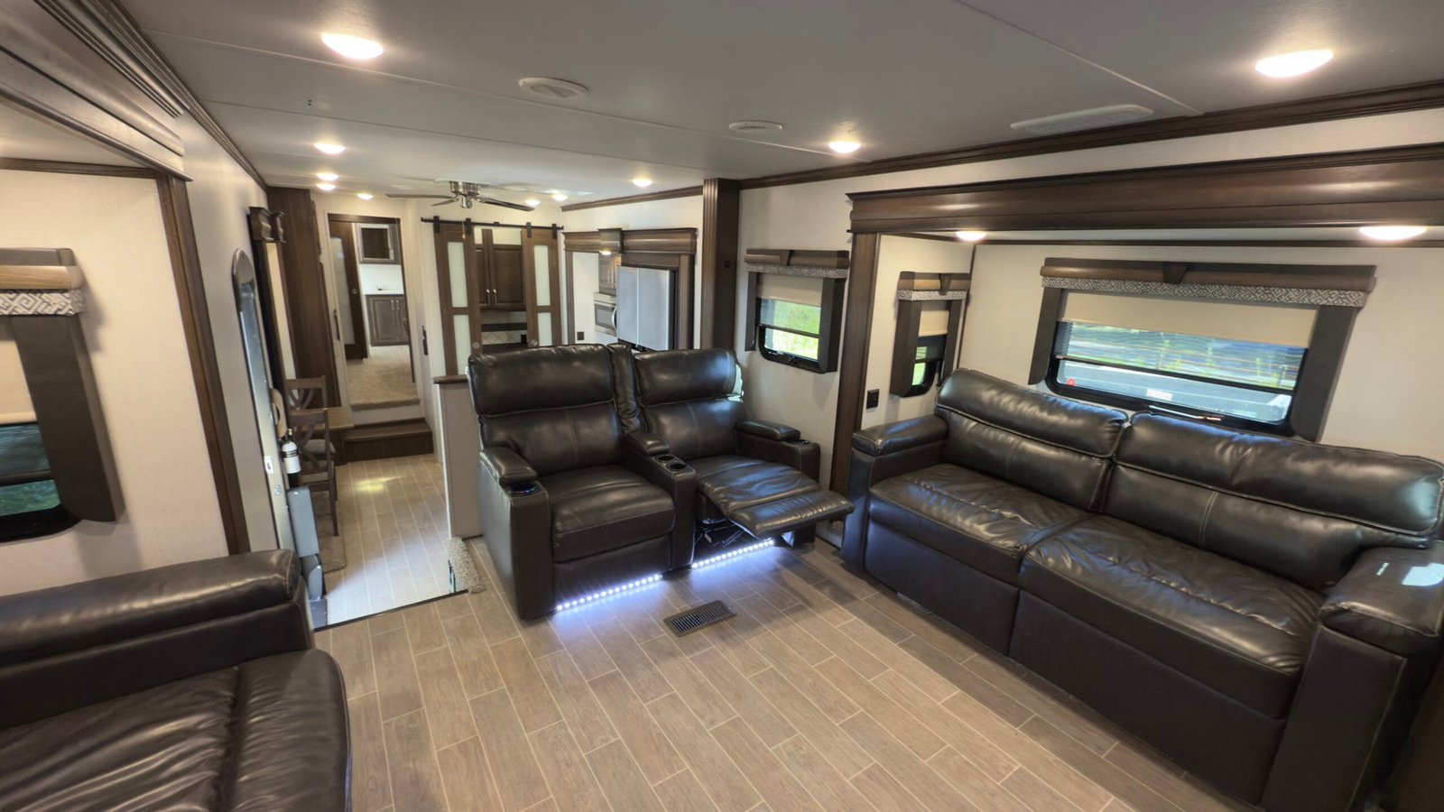 2020 Keystone Alpine 3710KP — Luxury Fifth Wheel RV 42ft