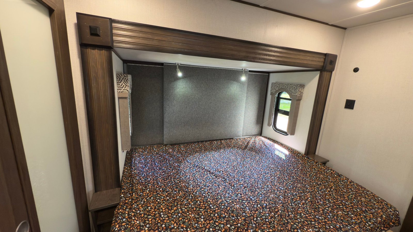 2020 Keystone Alpine 3710KP — Luxury Fifth Wheel RV 42ft