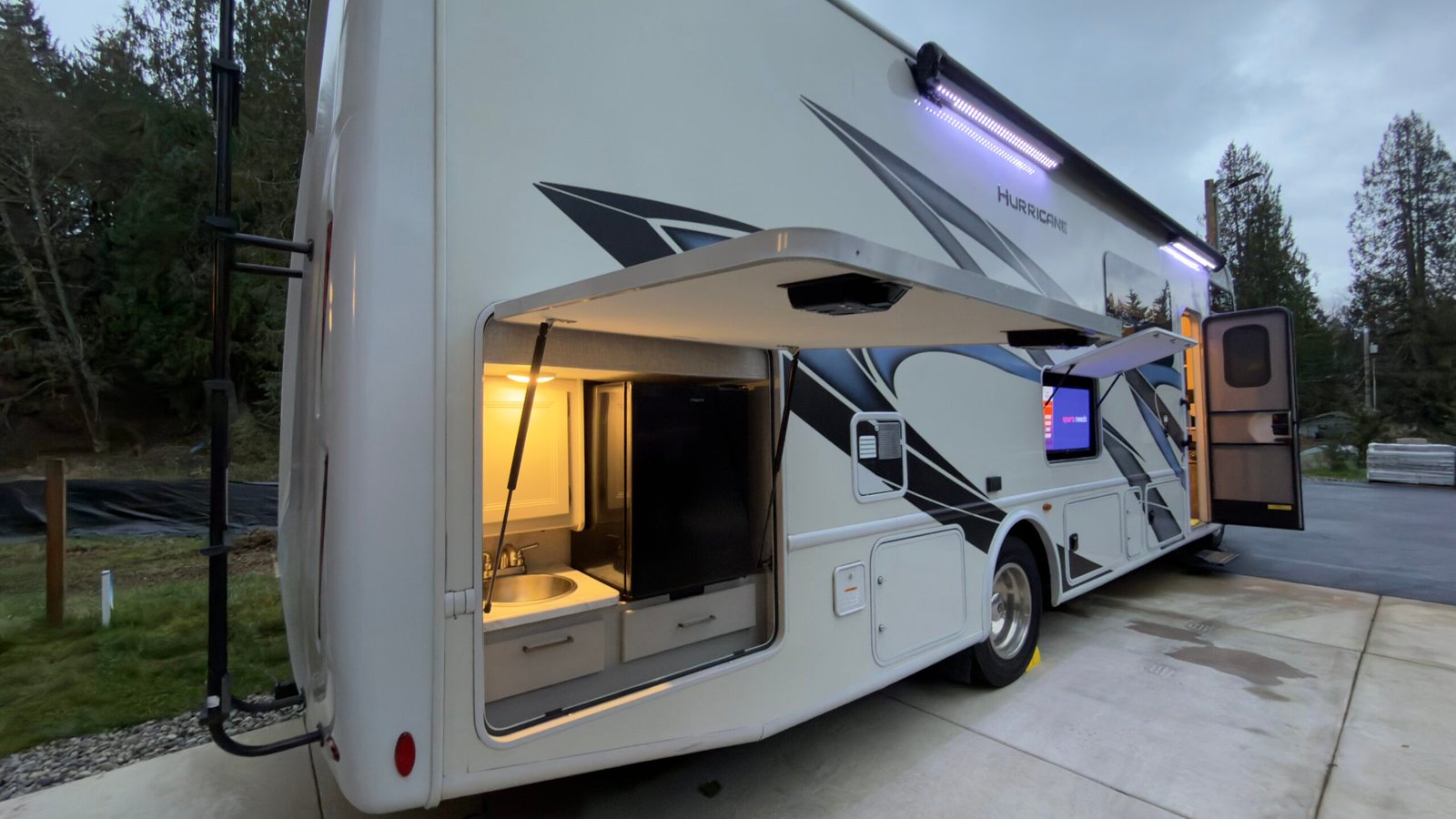 2023 Ford F53 Thor Motor Coach Hurricane Series M-29M 31FT