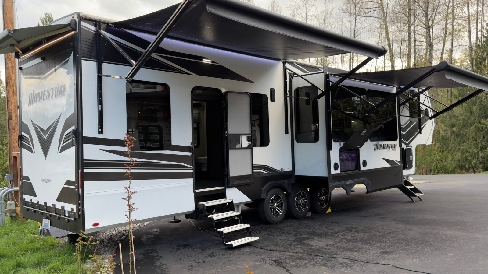 2022 Grand Design Momentum Toy Hauler Series M-395MS (Luxury Fifth Wheel) 44FT