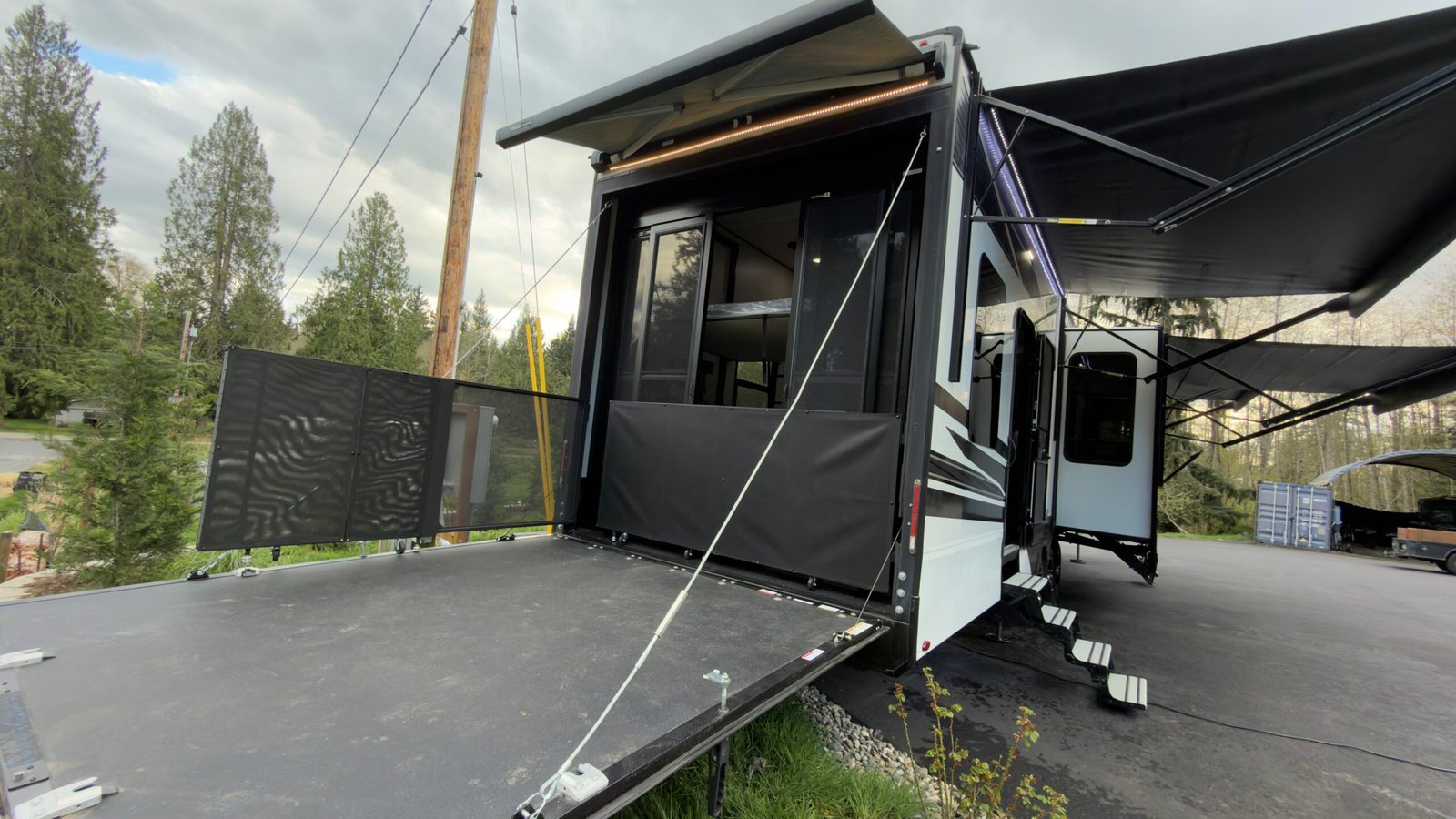 2022 Grand Design Momentum Toy Hauler Series M-395MS (Luxury Fifth Wheel) 44FT