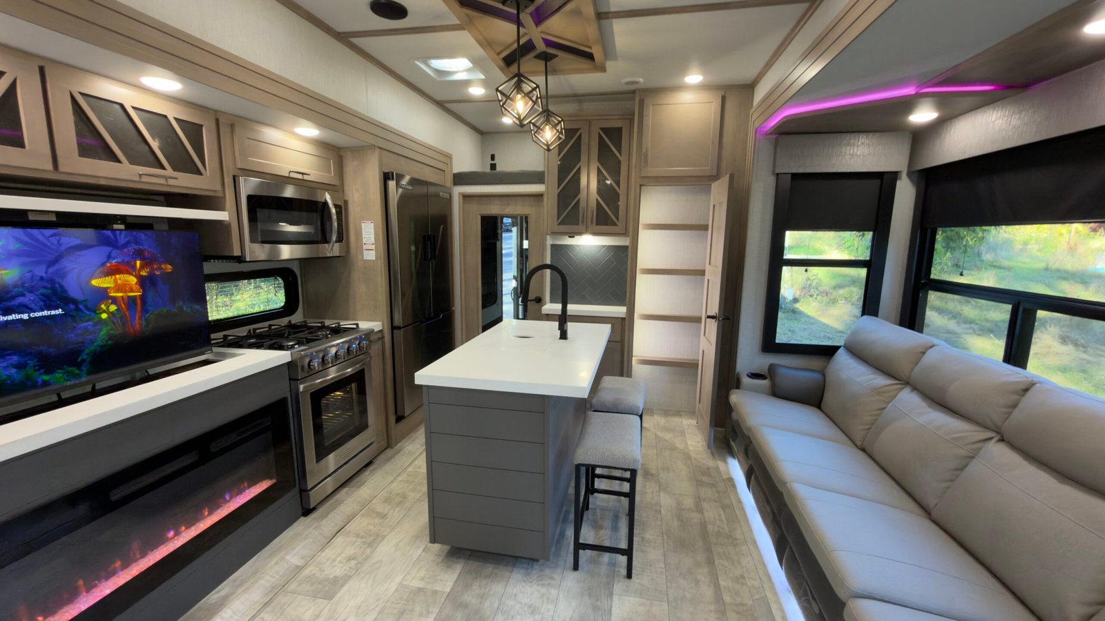 2023 GRAND DESIGN MOMENTUM 410th 5TH Wheel 45Ft