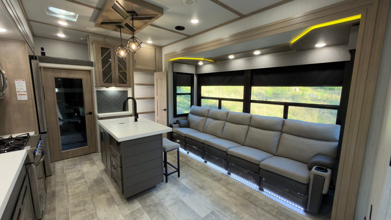 2023 GRAND DESIGN MOMENTUM 410th 5TH Wheel 45Ft