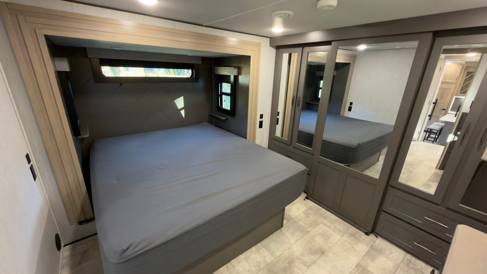 2023 GRAND DESIGN MOMENTUM 410th 5TH Wheel 45Ft