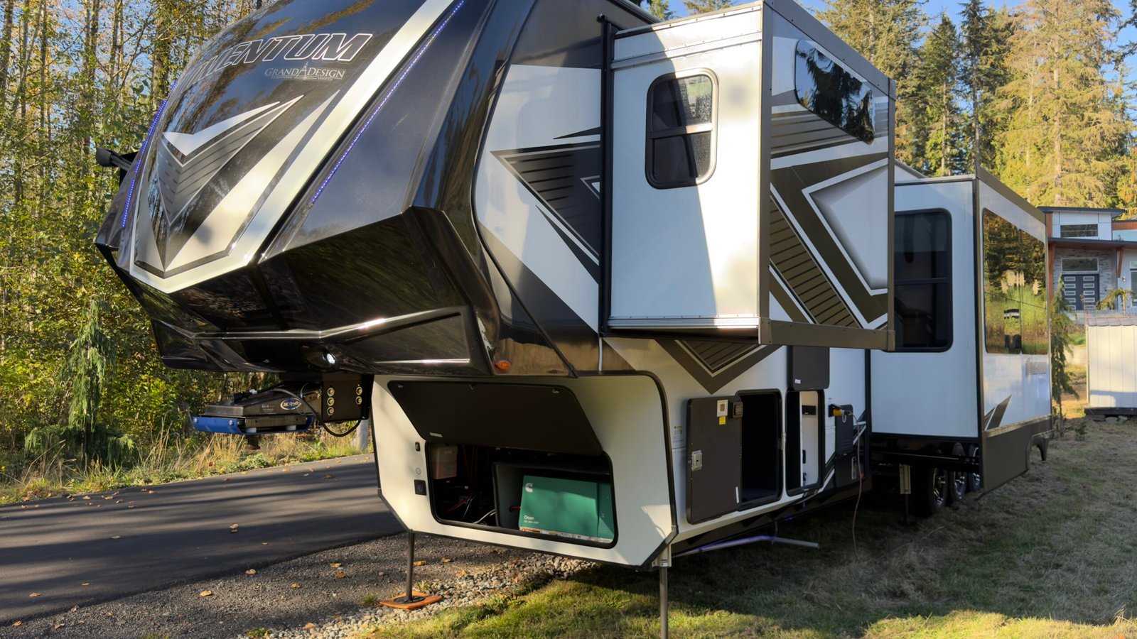 2023 GRAND DESIGN MOMENTUM 410th 5TH Wheel 45Ft