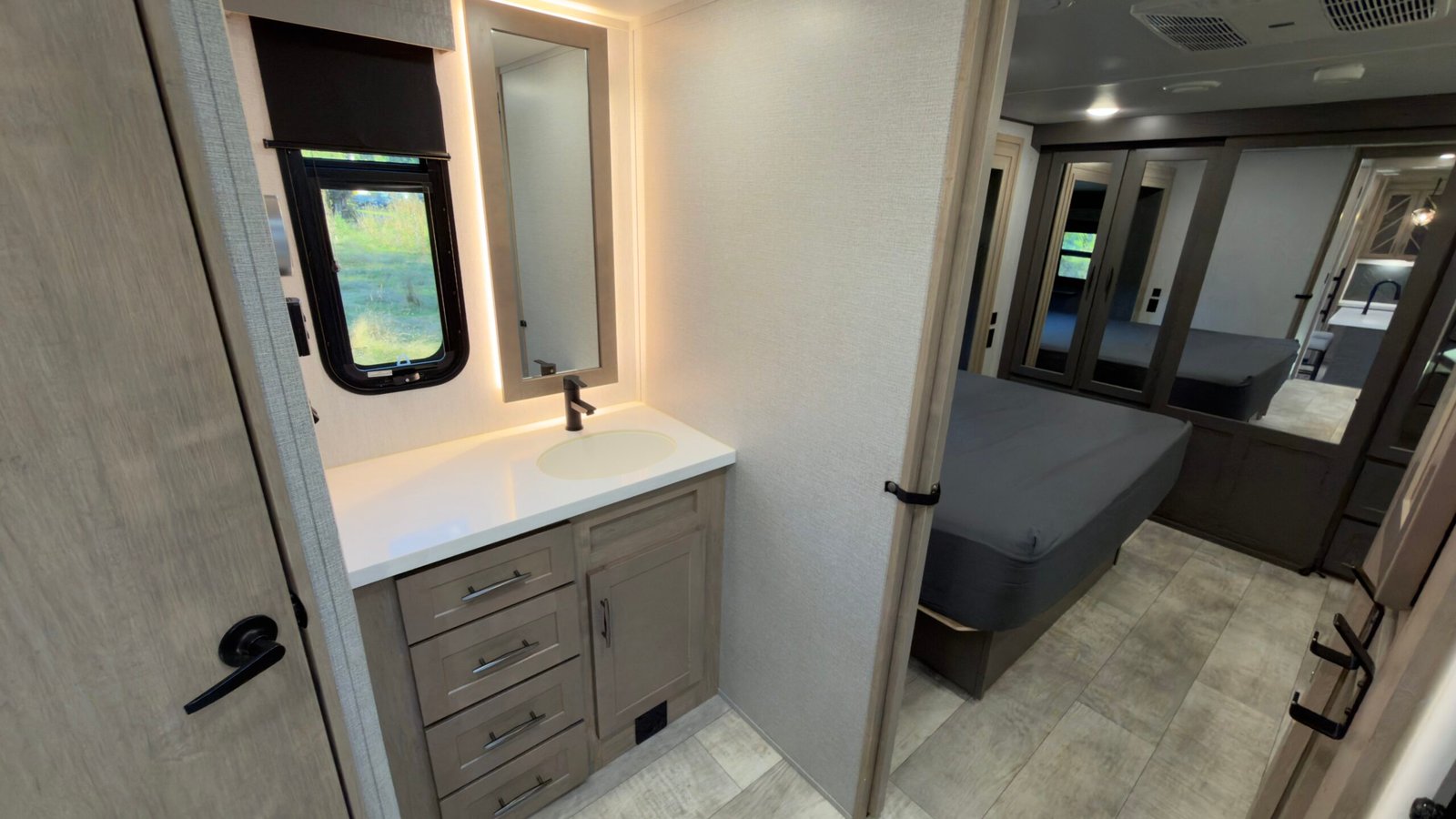 2023 GRAND DESIGN MOMENTUM 410th 5TH Wheel 45Ft