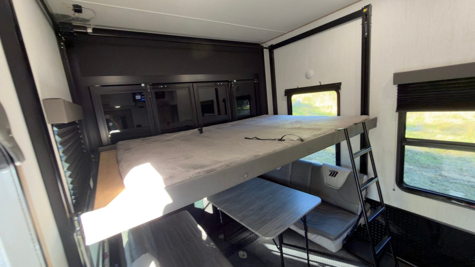 2023 GRAND DESIGN MOMENTUM 410th 5TH Wheel 45Ft