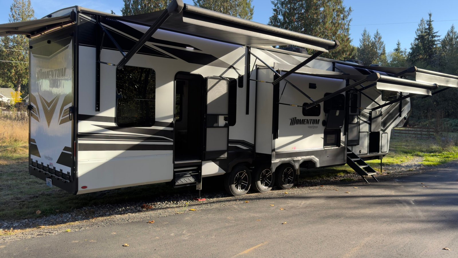 2023 GRAND DESIGN MOMENTUM 410th 5TH Wheel 45Ft
