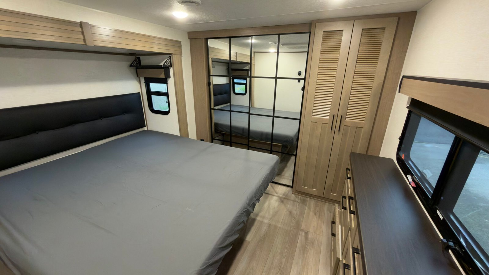 2025 KZ Durango D326RLT Fifth Wheel