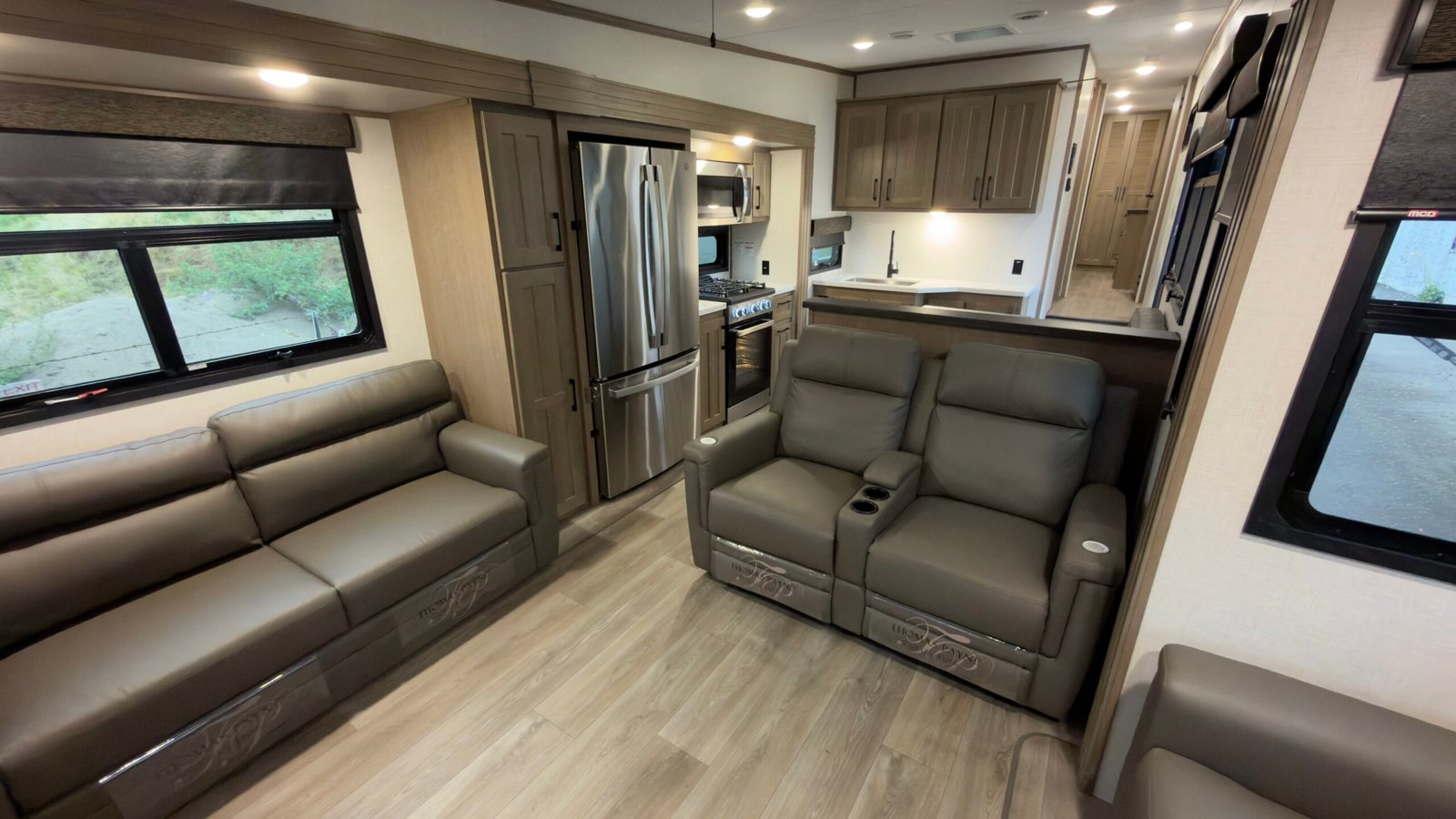 2025 KZ Durango D326RLT Fifth Wheel